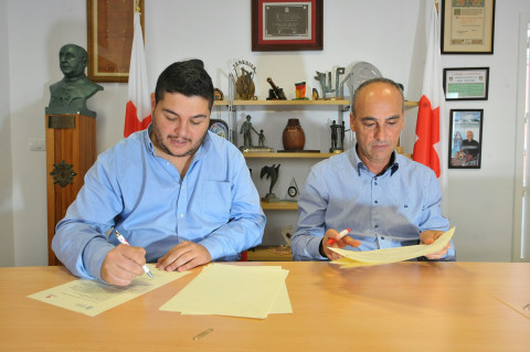 Leopoldo Benjumea firma el convenio con Cruz Roja