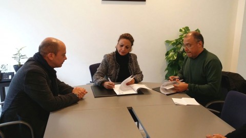 La vicepresidenta Segunda y Consejera insular de Acción Social, Cristina Valido, firmando el convenio de colaboración