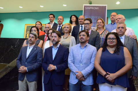 Foto de familia de la firma del acuerdo