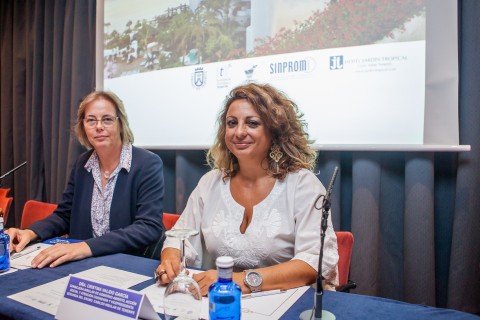 La consejera de Acción Social, Cristina Valido y Úrsula Tal, gerente de Excelencia Turística