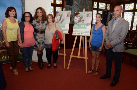 La consejera Cristina Valido, junto al presidente provincial de Cruz Roja, Carlos Piñero y algunas voluntarias que ejercerán el acompañamiento en hospital para personas mayores