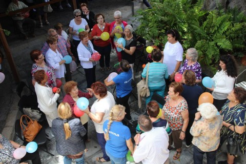 Parte de los mayores realizando una actividad en el encuentro