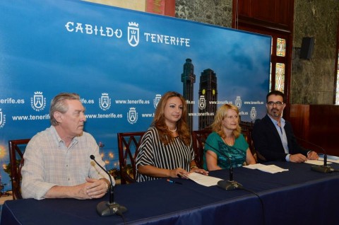 La vicepresidenta y consejera insular de Acción Social, Cristina Valido, Alicia García, José Cabrera y José Manuel Segado, presidenta, director técnico y delegado en Tenerife, respectivamente en un momento del acto