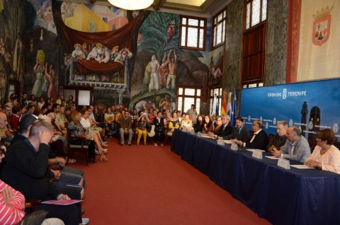 Vista parcial del Salón de Actos con mesa presidencial y asistentes al evento