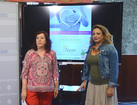 La vicepresidenta y consejera insular de Acción Social, Cristina Valido, junto a la presidenta de la Asociación de Mujeres con Cáncer de Mama de Tenerife María Carmen Bonfante