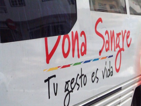 Vista parcial del lateral de vehículo de donación de sangre con lema "Dona Sangre tu gesto es la vida"