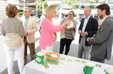 Entrega del donativo del Cabildo a la Asociación Española Contra el Cáncer