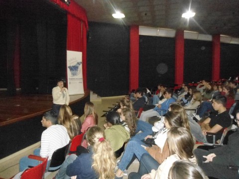 La Técnico de la Oficina de Voluntariado impartiendo la Charla de voluntariado al alumnado