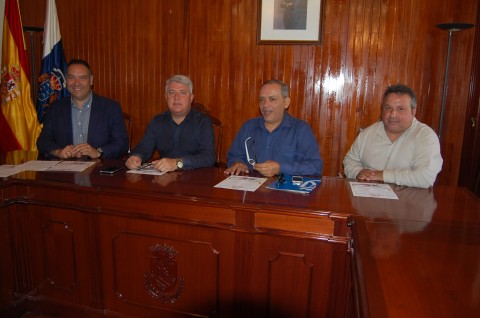 Efraín Medina, el alcalde de Arafo, Juan José Lemes; el responsible de ‘Juntos en la misma dirección’, Vicente Zapata; y el representante de la exposición, Arnaldo Flores