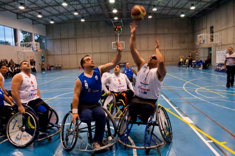 Un momento del encuentro entre los 2 clubes