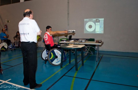 Integrante del Ademi Tenerife practicando el tiro con el simulador