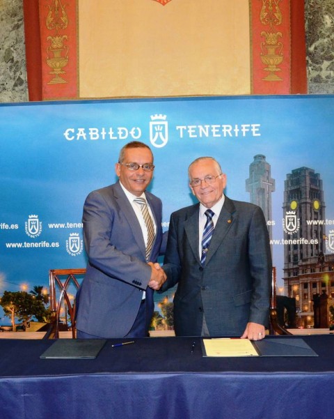 El vicepresidente económico del Cabildo de Tenerife, Efraín Medina, y el director de Cáritas Diocesana, Leonardo Ruiz del Castillo