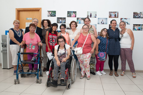 La directora insular de Voluntariado, Juana de la Rosa junto a representantes y usuarios de Plena Inclusión 