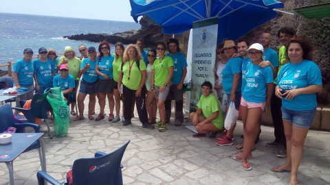 Los participantes en la actividad de limpieza de playas