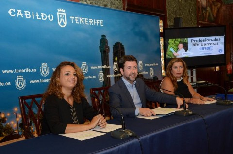 D. Carlos Alonso, Presidente del Excmo. Cabildo de Tenerife junto a representantes de la Asociación Emergencias QRV Canarias en el Salón Noble del Excmo. Cabildo Insular de Tenerife, Dña. Cristina Valido Consejera Insular y Presidenta de Sinpromi y Dña Carmen Rosa García, Consejera Delegada de SINPROMI 