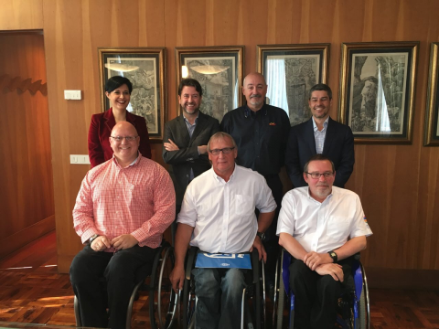 El Presidente del Cabildo, Don Carlos Alonso junto con los representantes del Club Ademi Tenerife y la FEDDF