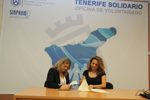 La consejera Cristina Valido y la vicedecana del Colegío Oficial de Psicólogos Carmen Linares firmando el convenio