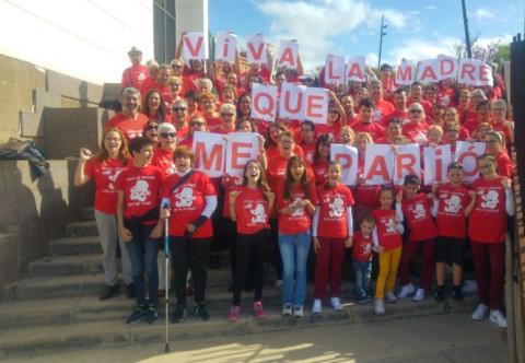 Miembros del Foro “Signo de Vida” en la foto de familia para homenajear a las madres luciendo sus populares camisetas rojas con el lema “Viva la madre que me parió”