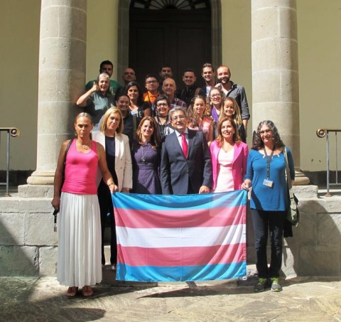 Representantes de los colectivos LGTB canarios a la salida del Parlamento