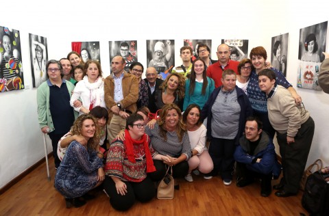 Cristina Valido, Vicepresidenta y Consejera del Cabildo y Carmen rosa garcía, Consejera Delegada, con el grupo de personas de Giroarte