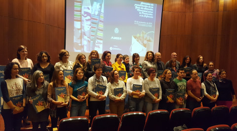 La vicepresidenta y consejera insular de Acción Social, Cristina Valido, junto a los participantes en la presentación de la guía