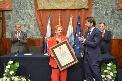 El presidente del Cabildo de Tenerife, Carlos Alonso, entregando el título de hija Ilustre a Dña María del Carmen Fuentes