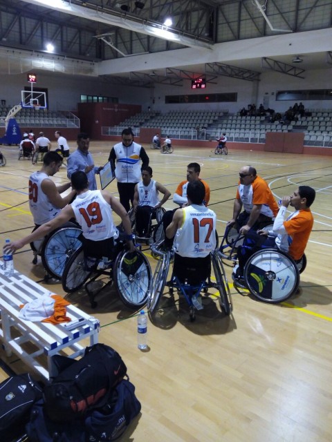 Un momento del encuentro entre los 2 clubes