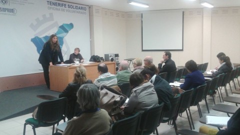 Personal del Servicio de Gestión Administrativa de Acción del Cabildo de Tenerife informando a las diversas asociaciones