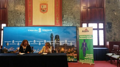 La Consejera Insular Dña. Cistina Valido García y Dña. Mari Carmen Aleman, presidenta de ATEM.