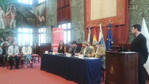 El Presidente del Escmo. Cabildo Insular de Tenerife D. Carlos Alonso, la Consejera Insular Dña. Cristina Valido García, el Consejero Insular D. Aurelio Abreu, El presidente del CERMI Canarias D. Francisco Javier Bencomo y el Presidente de AHETE D. Eusebio Javier Jiménez