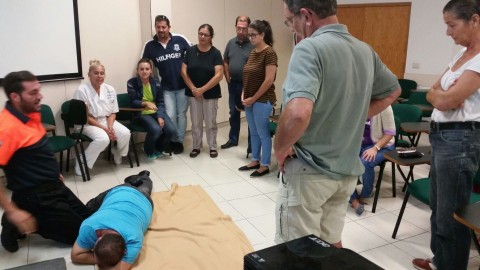 Los participantes al taller realizando un ejercicio práctico