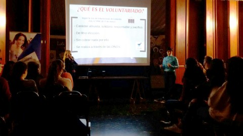 Técnicos de la Oficina de Voluntariado impartiendo el taller