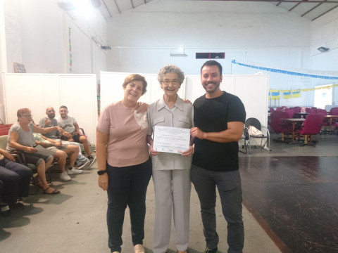 La Directora Insular de Voluntariado y Promoción a la Inclusión Social, Dña. Juana de la Rosa, Marcos Guardia, presidente de la Asociación Deportiva +KM, y una de las personas voluntarias que participaron en el evento