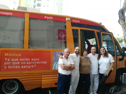 La Directora Insular de Voluntariado y Promoción a la Inclusión Social, Dña. Juana de la Rosa, junto a integrantes del Instituto de Hemodonación y Hemoterapia de Canarias