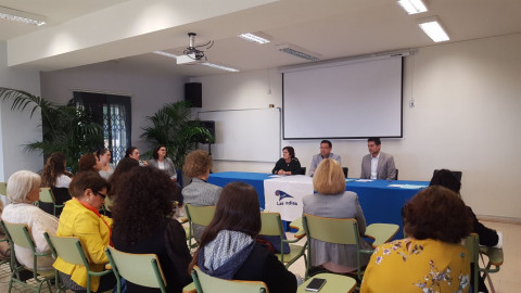 Un instante de la presentación de la entrega de los bonos