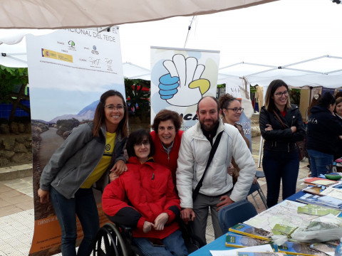 La directora Insular de Voluntariado, Juana de la Rosa, visitando los stands de las Entidades participantes