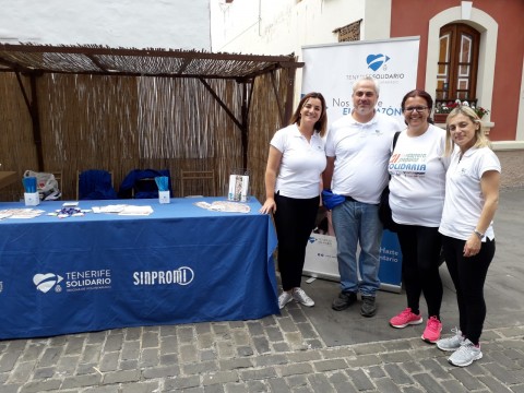 Miembros del Programa Tenerife Solidario junto a la Alcaldesa de Buenavista