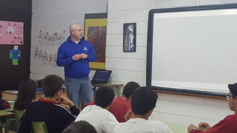 El técnico del Programa Tenerife Solidario impartiendo el taller