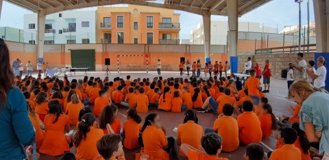 Un instante de una actividad en el patio del centro educativo