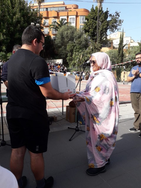 Entrega de productos recogidos a la Asociación por la Libertad del Pueblo Saharaui