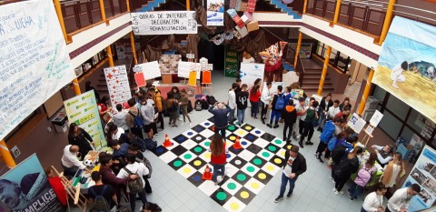 Zona de stands de las Entidades de Voluntariado en la I Jornada de Voluntariado y Solidaridad IES Cruz Santa