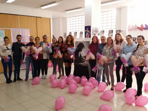 La vicepresidenta  y consejera de Acción Social del Cabildo de Tenerife, Cristina Valido y representantes de la Asociación AMATE en la inauguración de la Exposición