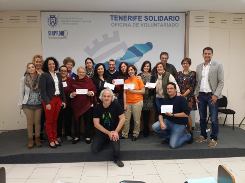 Representantes del CIFP Las Indias, Programa Tenerife Solidario y Entidades de Voluntariado beneficiarias de los bonos