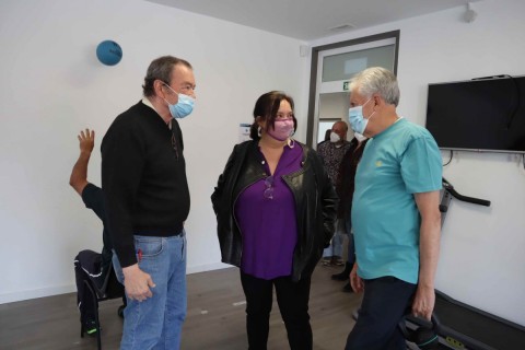 La presidenta del IASS y consejera de Acción Social del Cabildo de Tenerife, Marián Franquet, visitando la sede de la Asociación Provincial de Familiares y Enfermos de Parkinson de Santa Cruz de Tenerife