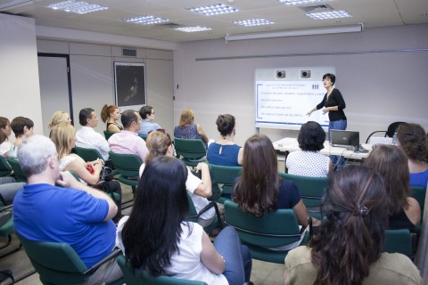 La Técnico de la Oficina de Voluntariado impartiendo la Charla