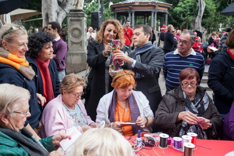 La consejera Cristina Valido y el alcalde de Santa Cruz José Bermúdez, en la inauguración del mercadillo solidario