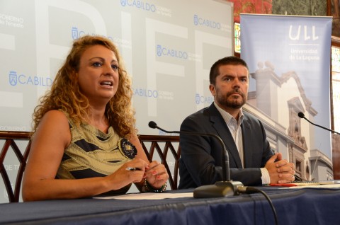 La consejera insular de Acción Social, Cristina Valido y vicerrector de Relaciones con la Sociedad de la ULL, Francisco Javier García