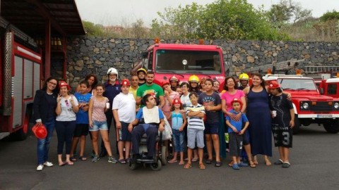 Integrantes de INDISPAL en el parque de Bomberos de la Grama, La Palma