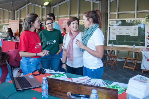 La directora Insular de Acción Social, Juana de la rosa junto a voluntarias en la II Feria de Solidaridad y Voluntariado de la ULL