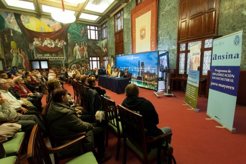 El Presidente del Cabildo, Don Carlos y representantes de diversas asociaciones de mayores en el Salón Noble del Cabildo